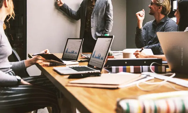 Zorunlu açık artırma: prosedür, nedenler, uygulama, gereklilikler ve riskler