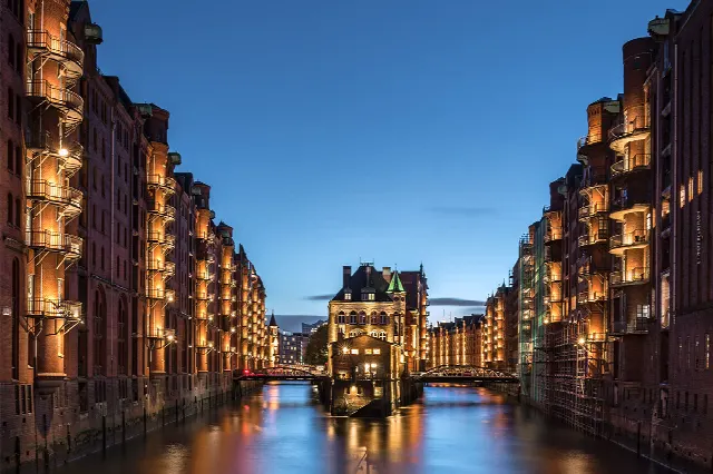 Speicherstadt’ta (Hamburg) yaşamak: Bir ev, daire veya arsa satın almak – Görüntüleme, metrekare fiyatları & Co.