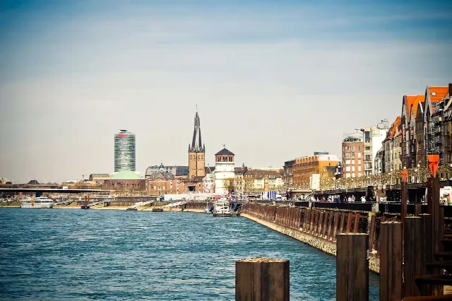 Altstadt’ta (Düsseldorf) yaşamak: Merkezde özel mülkler – villa, daire ve apartman için metrekare fiyatları