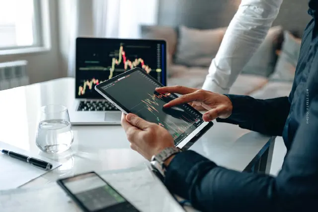 Robo Advisor Nasıl çalışır? Algoritmalar ve makine öğrenimi (AI)