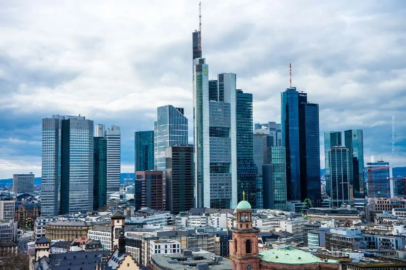 Frankfurt’ta bir villa satın almak: Yatırım olarak lüks mülk – maliyetler, süreç, emlakçı & co.