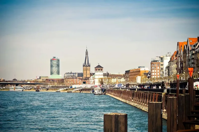 Altstadt’ta (Düsseldorf) yaşamak: Merkezde özel mülkler – villa, daire ve apartman için metrekare fiyatları