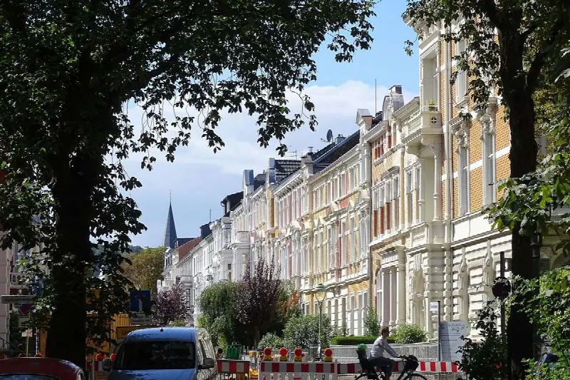 Bonn’da bir apartmanın satışı: emlakçılar, vergiler, adımlar