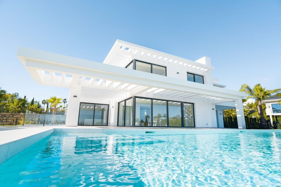 Havuzlu modern beyaz villa