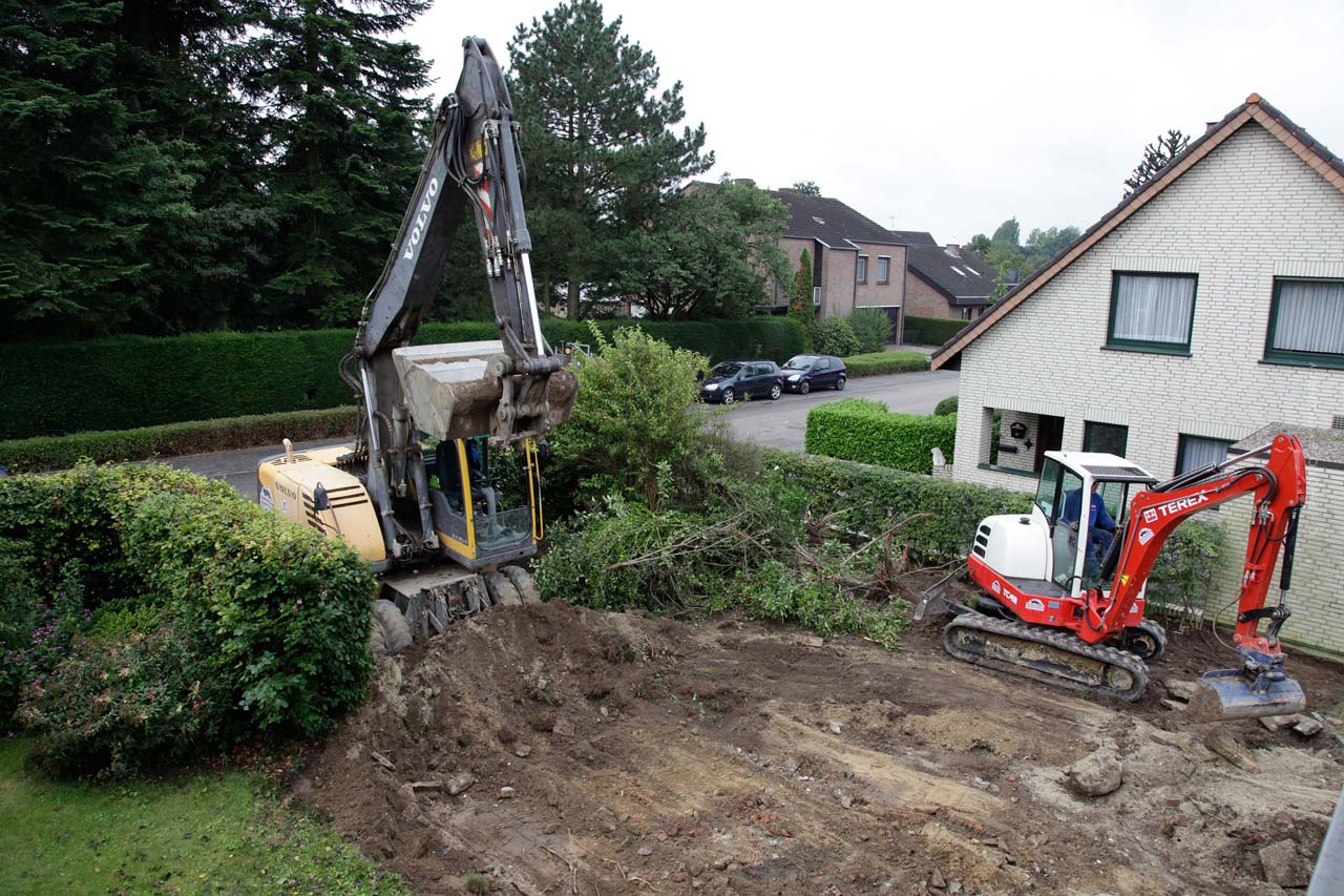 baustelle-neubau-grundstuck-siedlung-duesseldorf-einfamilienhaus-designerhaus-luxushaus-grundstueck-ebnen-planier-raupe